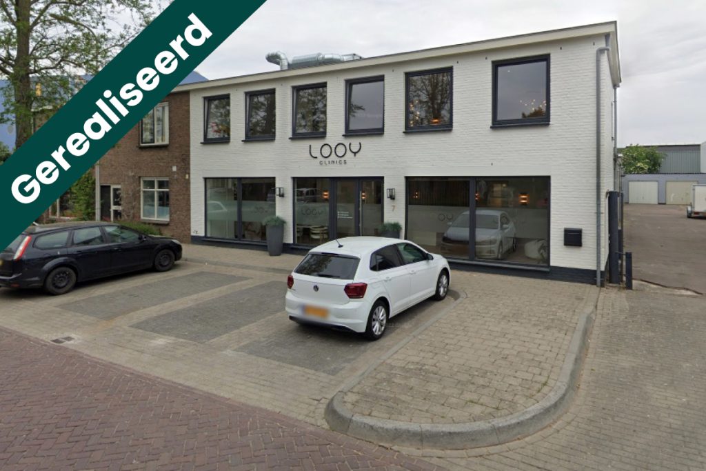 Een bedrijfspand voor eigen gebruik en een bedrijfswoning, bedrijfshal en garageboxen voor de verhuur