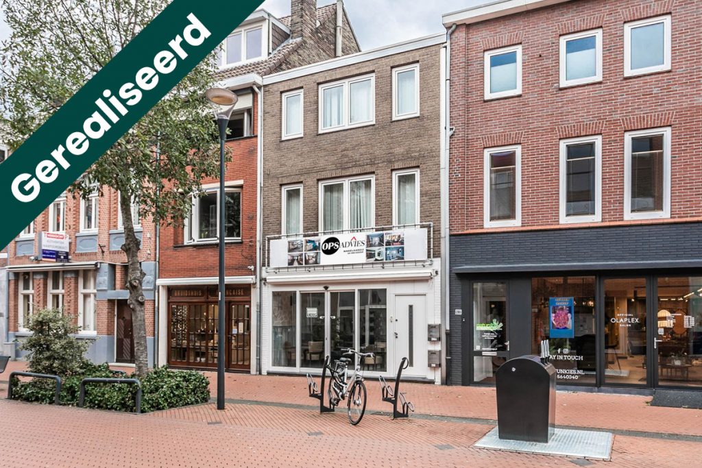 Winkelpand met bovenwoning en 2 garageboxen voor de verhuur