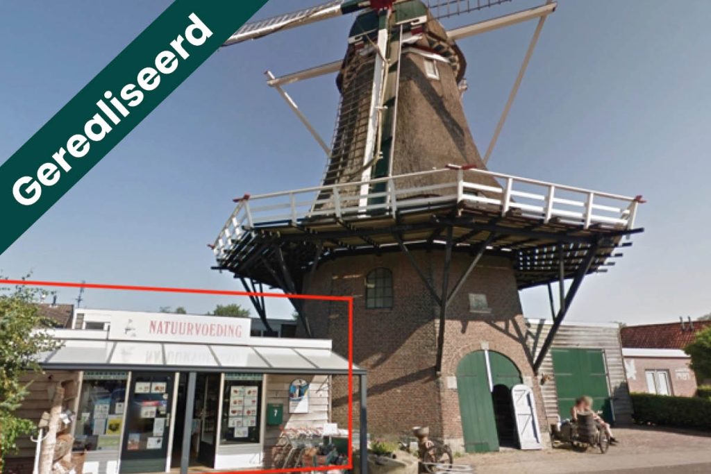 Een winkelruimte met opslag (naast een monumentale molen) voor eigen gebruik