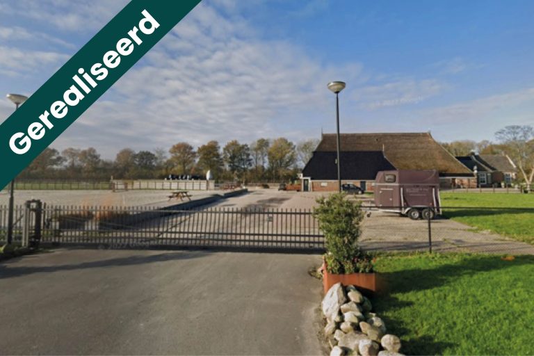 Een woonboerderij met een manege, gastenverblijf en 8 ha cultuurgrond voor eigen gebruik